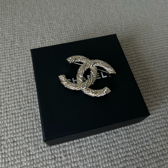 CHANEL 2014 CC Rhinestone-embellished Brooch - Picture 3 of 6